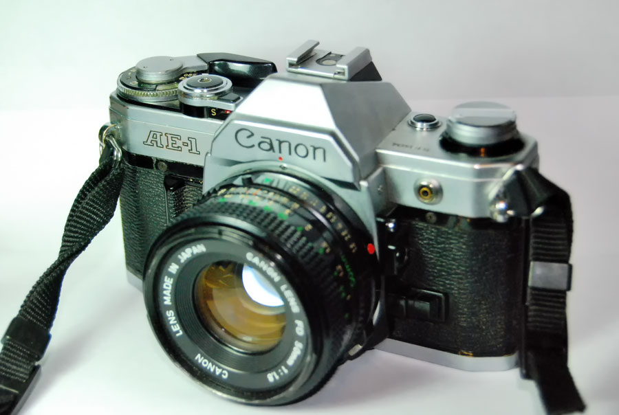 Canon AE-1 – La Cámara que Revolucionó la Fotografía Analógica