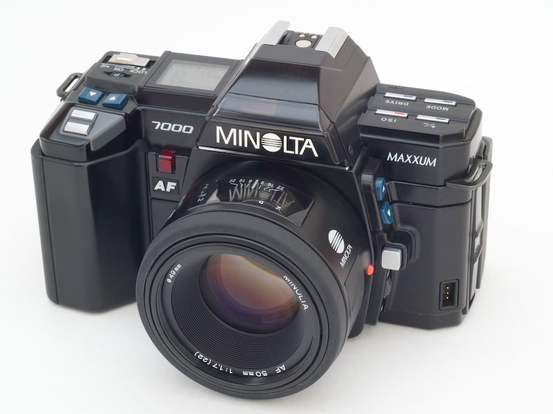 Minolta 7000: La Primera Cámara SLR con Enfoque Automático Integrado y Tecnología Avanzada